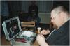 2002 in Bochum HdkJ (20. April) mit Wolle (Mosh repariert die Fussmaschine)